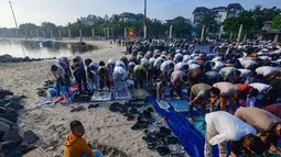 Umat Muslim saat melaksanakan Salat Idul Adha 1447 Hijriah di Pantai Lagoon, Ancol, Jakarta,  Rabu (27/5/2026). (merdeka.com/Arie Basuki)