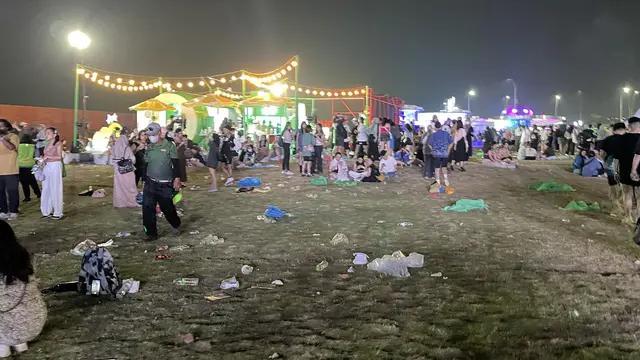 Sampah Jas Hujan Berserakan di Akhir Konser HITC Jakarta, 6 Potretnya Tuai Sorotan