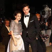 Kristen Stewart dan Nicholas Hoult di premier film Equals. Foto: dailymail.co.uk