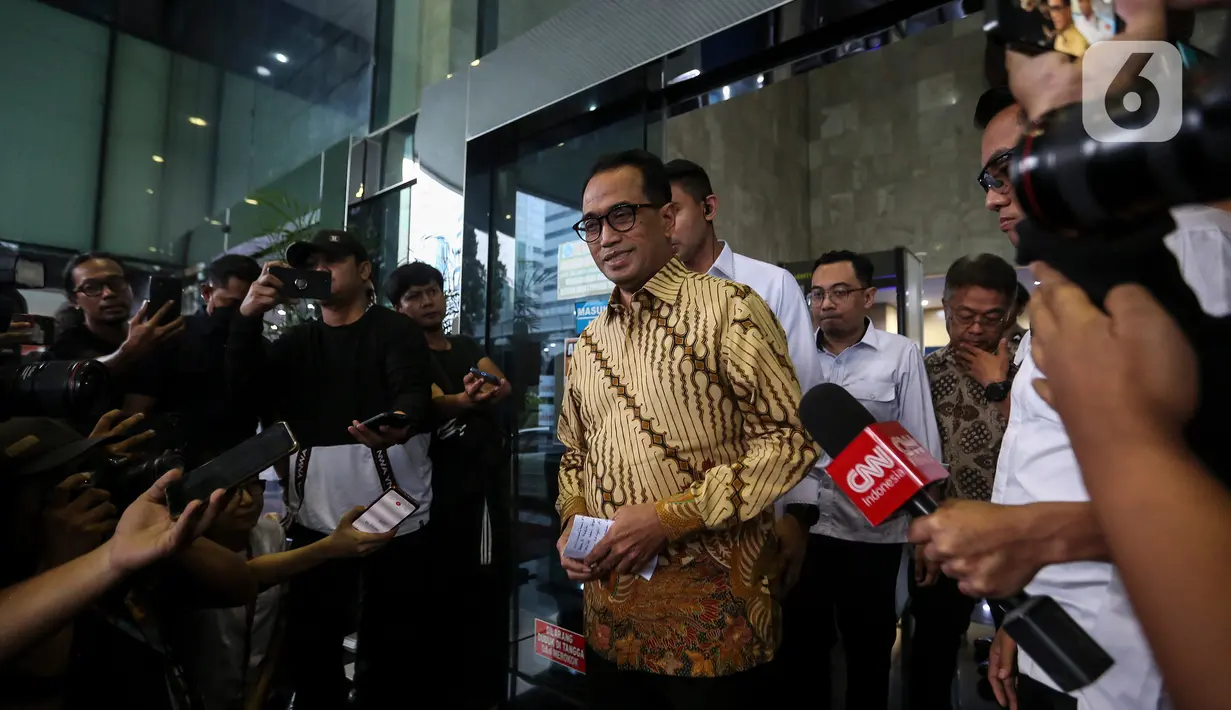 Menhub Budi Karya juga berjanji bakal membantu KPK untuk menuntaskan kasus dugaan suap terkait proyek pembangunan dan pemeliharaan jalur kereta api di Direktorat Jenderal Perkeretaapian. (Liputan6.com/Johan Tallo)