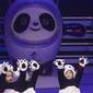 Anak-anak mengenakan kostum panda menari di dekat Maskot Olimpiade Musim Dingin Beijing 2022 Bing Dwen Dwen selama upacara peluncuran di Arena Hoki Es Shougang (17/9/2019). Bing Dwen Dwen melambangkan murni bersih dan teguh, mencerminkan karakteristik olahraga musim dingin. (AP Photo/Ng Han Guan)