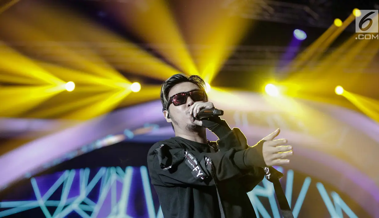 Aksi panggung vokalis Five Minutes saat tampil dalam Konser 100 Hari Menuju Asian Games 2018 di Studio 6 Emtek, Jakarta, Kamis (10/5). (Liputan6.com/Faizal Fanani)