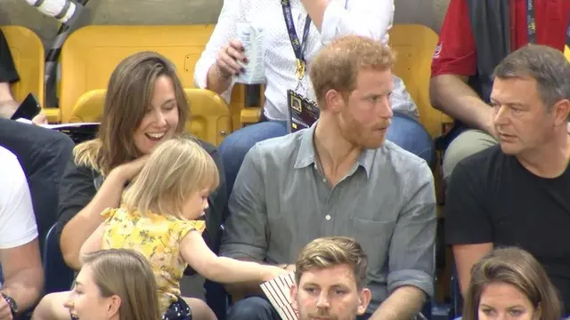 'Pencuri' pop corn Pangeran Harry. (ITV)