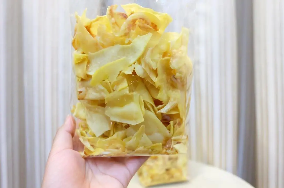 Monthong durian chips, snack ringan khas Bangkok, Thailand. (Sumber Foto: varen.st/Instagram)