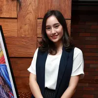 Syuting di negeri yang memiliki iklim cuaca berbeda dari Indonesia menjadi tantangan bagi Tatjana Saphira dan kru yang lain. Seperti udara dingin yang melanda, para pemain pun harus tahan fisik dengan kondisi cuaca yang ada. (Deki Prayoga/Bintang.com)