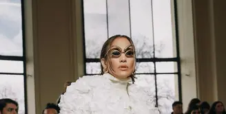 Jennifer Lopez memberikan penampilan ekstra saat menghadiri pertunjukan Schiaparelli Haute Couture Spring Summer 2024 di Paris, 22 Januari 2024. [@jlo]