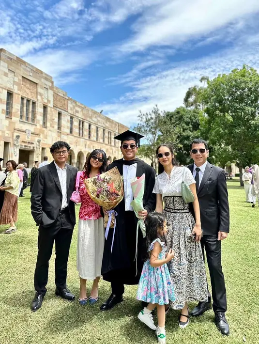 Gista Putri membagikan momen saat menghadiri wisuda anak ketiganya, Salvaditya Tama di University of Queensland, Australia. [@gistaputri]