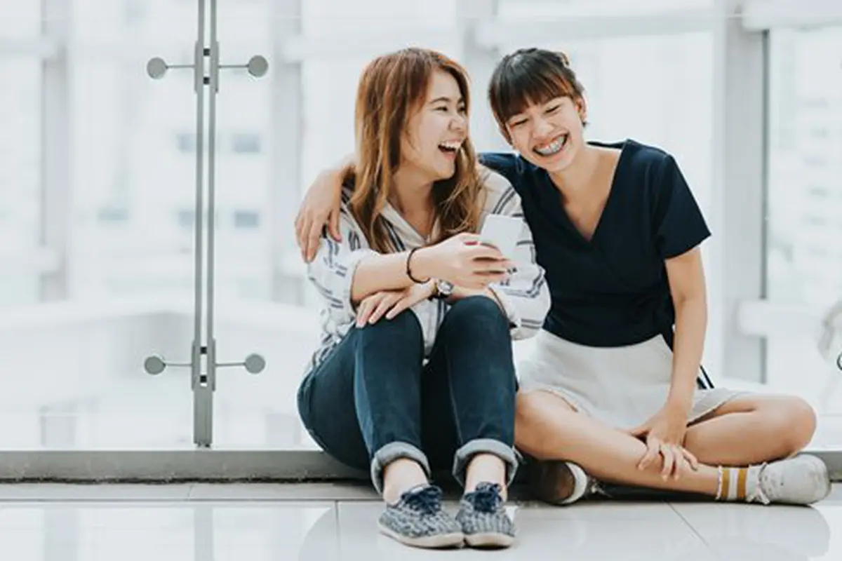 Bahagia bersama sahabat./Copyright shutterstock.com