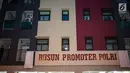 Tampak suasana Rumah Susun (Rusun) Promoter Polri dari depan di Kebon Jeruk, Jakarta Barat, Rabu (28/11). Rusun dengan 17 lantai terdiri atas 255 unit dibangun dengan dana APBD. (Liputan6.com/Faizal Fanani)