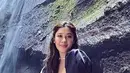 Berpose dengan latar air terjun, begini penampilan Naysila yang menawan dibalut puffy dress warna hitam. [@naymirdad]