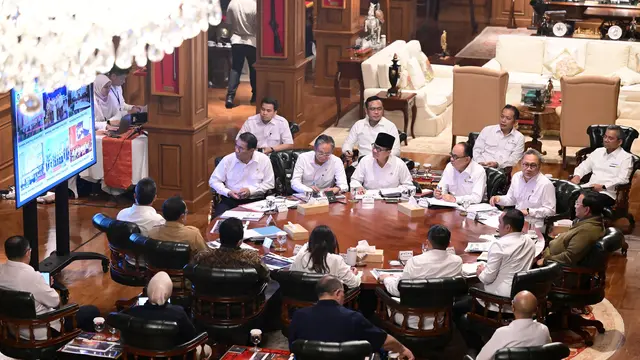 Rapat terbatas bersama Presiden Prabowo Subianto dan jajaran menteri kabinet Merah Putih di Hambalang, Jawa Barat, Senin (23/6/2025).