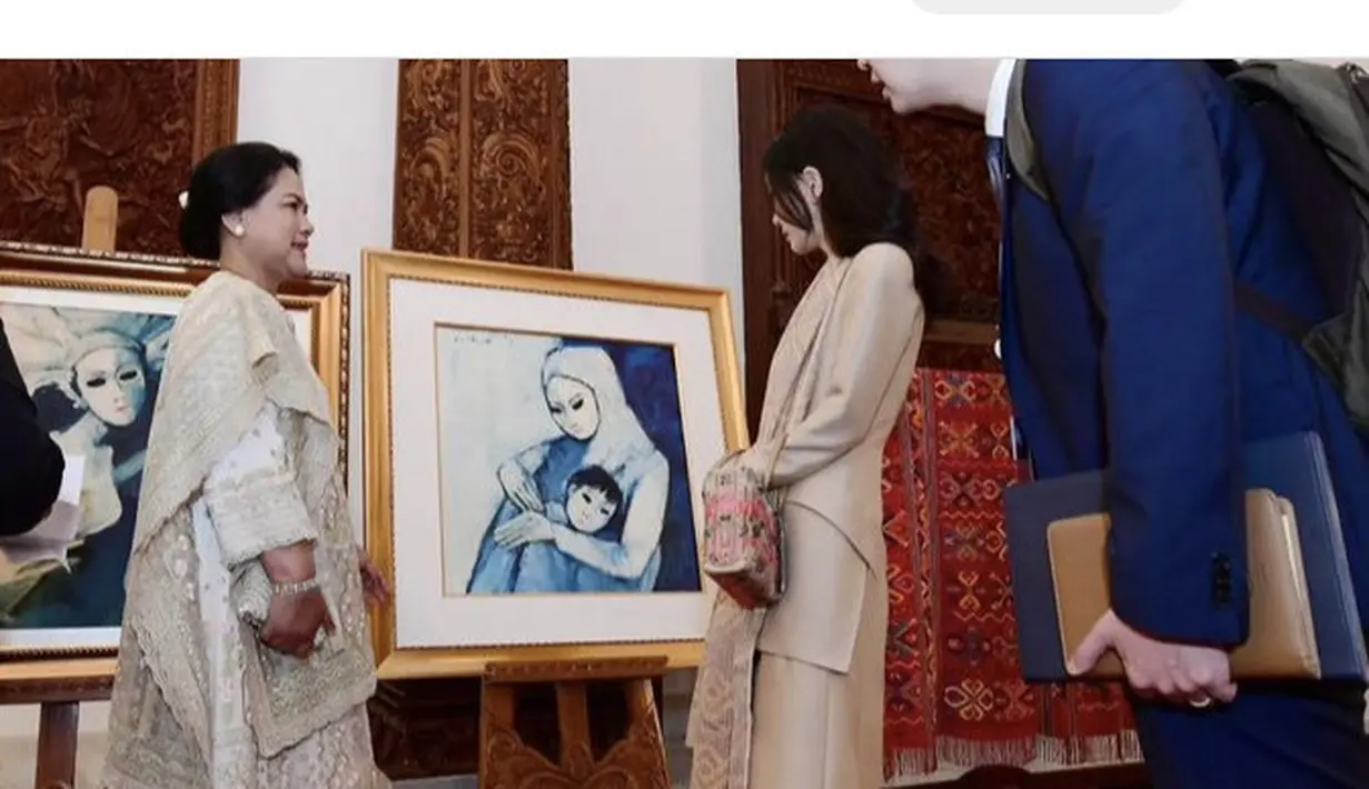 Sang ibu negara pun tampil elegan dengan stiletto heels warna keemasan serasi dengan busananya. Rambutnya, dibiarkan terurai. [@sekretariat.kabinet]