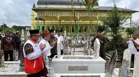 Cawapres nomor urut satu Muhaimin Iskandar (Cak Imin) ziarah ke Makam pujangga Amir Hamzah di Langkat, Medan, Sumatera Utara, Jumat (8/12/2023). (Liputan6.com/ Winda Nelfira)