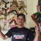 Harry Gunawan, perajin bumerang asal Surabaya, Jawa Timur. (Foto: Liputan6.com/Dian Kurniawan)