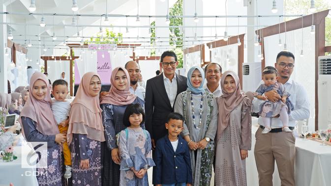 Sandiaga Uno dan istri, Nur Asia, hadiri Annual Show 2019 Menyapa Senja garapan Vanilla Hijab di Stadion Akuatik GBK, Jakarta, 2 Mei 2019. (Liputan6.com/Asnida Riani)