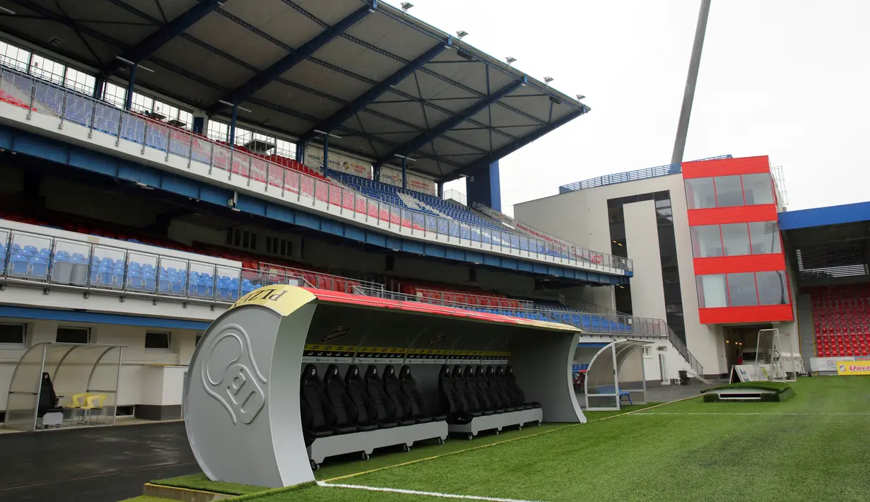 Sebuah bangku cadangan pemain milik klub Victoria Plzen berbentuk kaleng bir raksasa di Stadion Mesta Plzne, Republik Ceko, 26 Juli 2017. Bangku cadangan unik ini juga dilengkapi fitur canggih, seperti pemanas. (Martin Skala/FC Viktoria Plzen via AP)