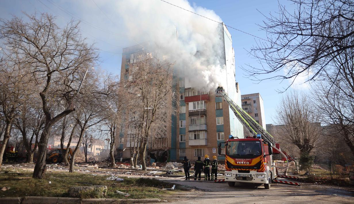Sedikitnya sembilan orang dan puluhan lainnya mengalami luka-luka. Tampak dalam foto, petugas penyelamat memadamkan kebakaran di sebuah gedung perumahan yang rusak akibat serangan Rusia di Ternopil, Ukraina, pada Rabu 19 November 2025. (AP Photo/Rostyslav Kovalchuk)