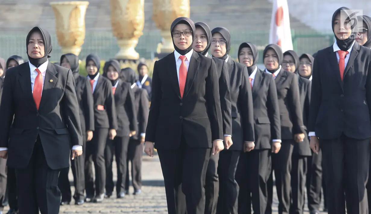 Anggota polisi wanita (Polwan) berbaris saat peringatan HUT ke-70 Polwan di Lapangan Monas, Jakarta, Senin (3/9). Berbagai atraksi ketangkasan diperlihatkan sejumlah polwan. (Merdeka.com/Iqbal S. Nugroho)