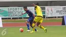 Bek Jawa Tengah, M Rio Saputra (kanan) menghalangi pergerakan pemain Jawa Barat di laga perdana sepakbola Grup A PON XIX Jabar di Stadion Pakansari, Bogor, Rabu (14/6). Jabar unggul 2-1 atas Jateng. (Liputan6.com/Helmi Fithriansyah)
