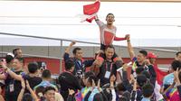 Selebrasi M Fadli pebalap sepeda Indonesia yang meraih medali emas di nomor 4000 meter Individual Pursuit C4 di Velodrome Rawamangun, Jakarta,  Jumat (11/10/2018).  (Bola.com/Peksi Cahyo)