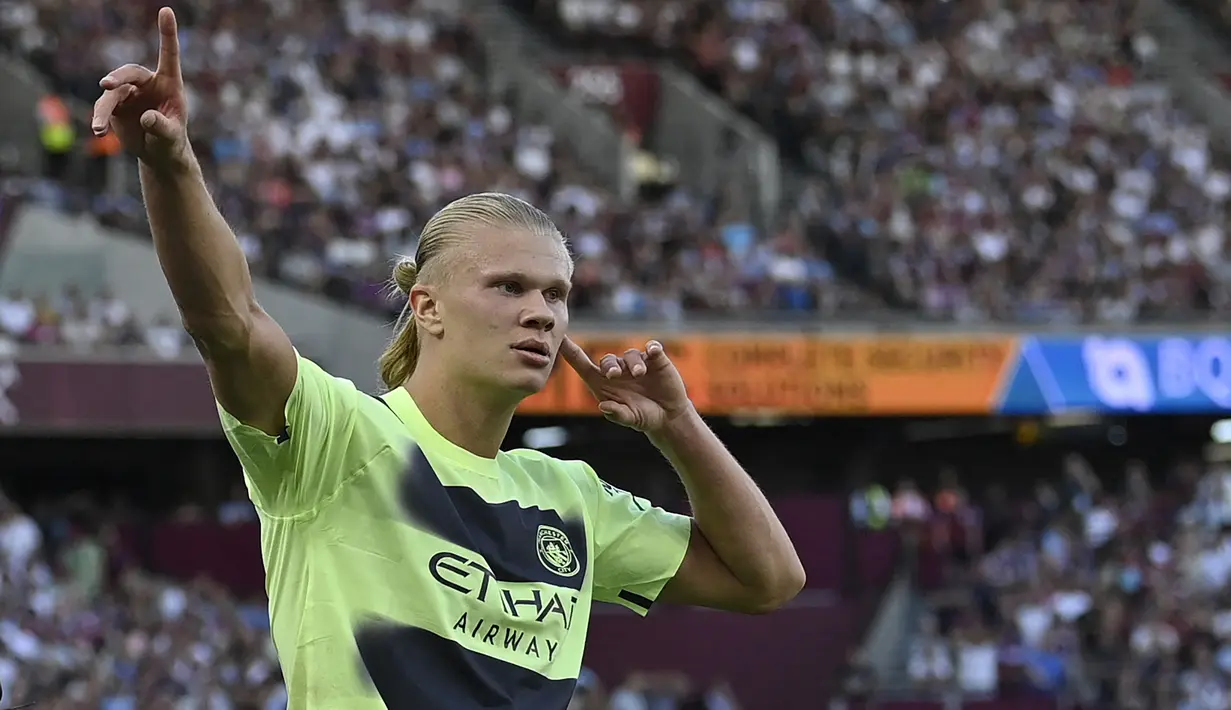 Gol tersebut menjadikan striker 21 tahun itu pemain kedua dalam sejarah Manchester City yang mampu mencetak brace di laga debut Liga Inggris setelah Sergio Aguero. (AFP/Justin Tallis)