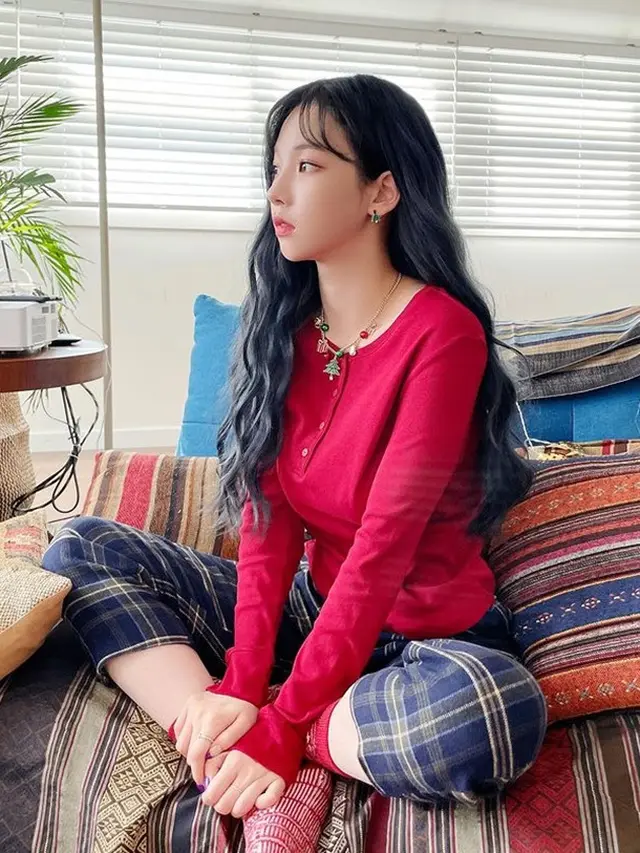 Ide Busana Bernuansa Merah ala Idol Korea, Inspirasi Adu Gaya Virtual Saat Imlek Tiba