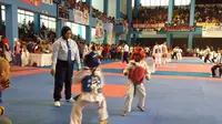 Sebanyak 1700 peserta mengikuti Taekwondo International Invitation 2017 yang dihelat pada 23 - 24 September di Gymnasium Universitas Pendidikan Indonesia (UPI), Jalan Setiabudi, Bandung. (Bola.com/Erwin Snaz)