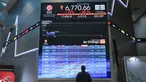 Seorang pria memantau layar yang menampilkan Indeks Harga Saham Gabungan (IHSG), yang anjlok signifikan selama pembukaan pasar, di gedung Bursa Efek Indonesia di Jakarta pada Rabu 13 Mei 2026. (BAY ISMOYO/AFP)