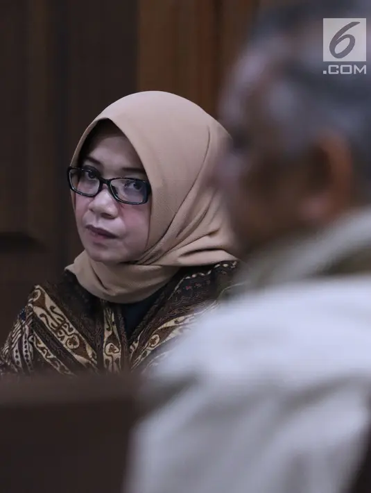 Terdakwa dugaan suap kesepakatan kerja sama PLTU Riau-1, Eni Maulani Saragih menyimak keterangan saksi di Pengadilan Tipikor, Jakarta, (11/12). Sidang mendengar keterangan saksi, diantaranya Dirut PT PLN, Sofyan Basir. (Liputan6.com/Helmi Fithriansyah)