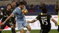 Pemain Lazio, Sergej Milinkovic-Savic (kiri) menghadang sepakan pemain AC Milan, Gustavo Gomez pada laga Serie A di Olympic stadium, Rome (13/2/2017). Lazio bermain imbang 1-1 dengan Milan. (AP/Gregorio Borgia)
