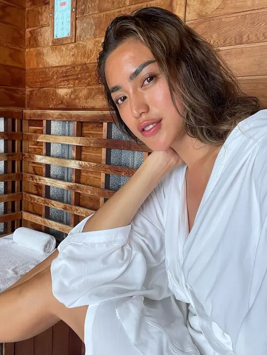 Dalam foto selfie pamer bare face ini, Jessica Iskandar memperlihatkan auranya yang super bersinar, dengan kulit kemerahan agak gelap hasil berjemur, tanpa makeup. Foto: Instagram.