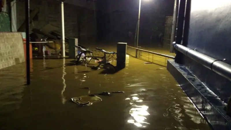 Banjir Merendam Perumahan Warga di Pancoran.