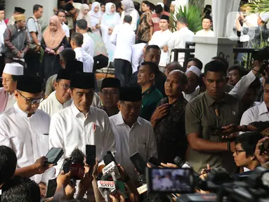 Presiden RI Joko Widodo atau Jokowi menyampaikan keterangan pers usai melayat KH Salahuddin Wahid atau Gus Sholah di rumah duka kawasan Mampang Prapatan, Jakarta, Senin (3/2/2020). Gus Sholah akan dimakamkan di Jombang. (Liputan6.com/Herman Zakharia)