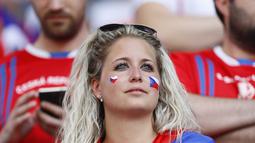 Fans cantik asal Republik Ceska terlihat antusias menanti laga grup D antara timnya melawan Kroasia di Stade Geoffroy-Guichard, Saint-Etienne, prancis, (17/6/2016). (REUTERS/Jason Cairnduff)