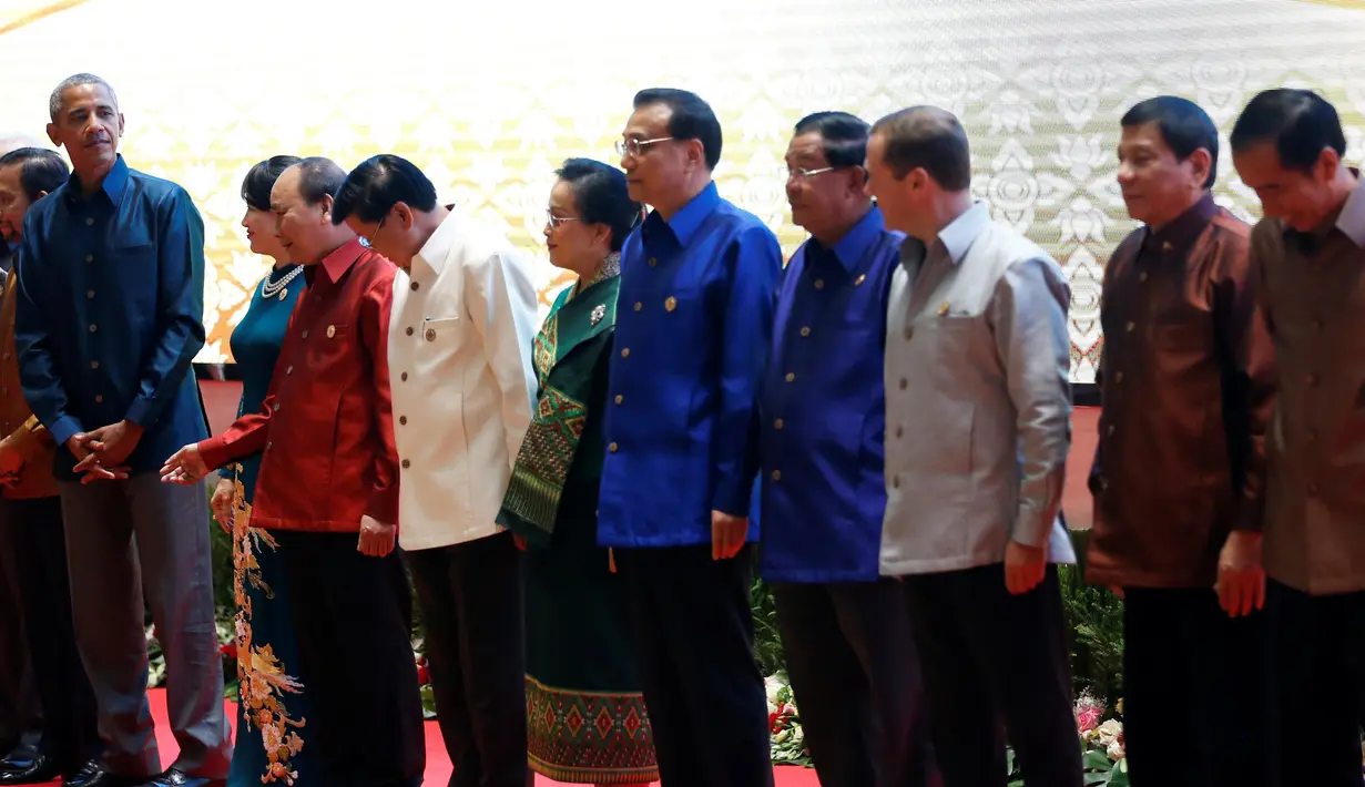 Presiden RI, Joko Widodo (kanan) bersebelahan dengan Presiden Filipina, Rodrigo Duterte (kedua kanan) saat pose bersama para pemimpin negara usai gala dinner KTT ASEAN di Vientiane, Laos, Rabu (7/9). (REUTERS / Soe Zeya Tun)