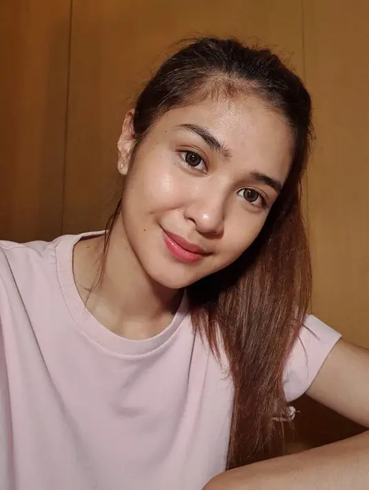 Meskipun sudah ada new normal, Mkha tetap membatasi diri keluar rumah. Ia hanya melakukannya ketika memang harus melakukan hal-hal yang penting dan sangat diperlukan. (Instagram/miktambayong)