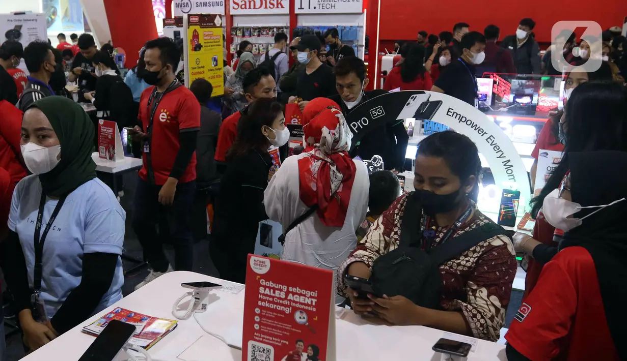 Pengunjung berbelanja peralatan elektronik pada hari pertama pembukaan Jakarta Fair 2022 (JFK 2022) atau Pekan Raya Jakarta (PRJ) di JIEXpo Kemayoran, Jakarta Pusat, Kamis (9/6/2022). Jakarta Fair 2022 akan berlangsung pada 9 Juni hingga 17 Juli 2022. (Liputan6.com/Herman Zakharia)