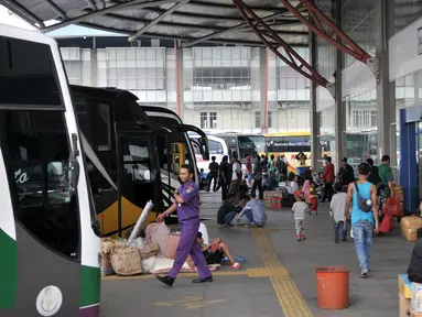 Suasana saat penumpang lalu lalu lalang di Terminal Pulo Gebang, Jakarta, Minggu (3/6). Meski Hari Raya Idul Fitri masih 12 hari lagi, para pemudik mulai terlihat memenuhi Terminal Pulo Gebang. (Merdeka.com/Iqbal Nugroho)