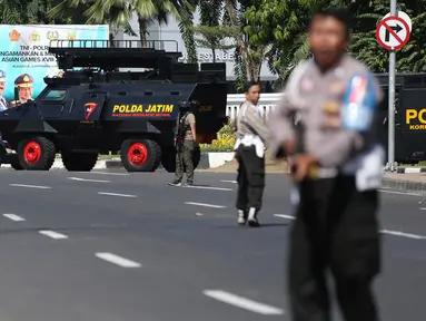 Aparat kepolisian menutup jalan setelah serangan bom bunuh diri di Polrestabes Surabaya, Jawa Timur, Senin (14/5). Seluruh akses menuju Mapolrestabes ditutup total dan tiap jalur dijaga petugas kepolisian bersenjata laras panjang. (AP/Achmad Ibrahim)