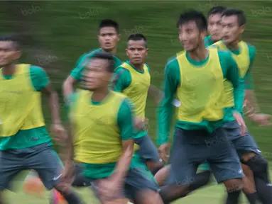 Bek Timnas Indonesia, Manahati Lestusen (tengah), latihan di Lapangan SPH Sentul, Jawa Barat, Kamis (1/12/2016). Pemain PS TNI ini diprediksi akan menjadi bek tengah menggantikan posisi Yanto Basna dan Fachruddin. (Bola.com/Vitalis Yogi Trisna)