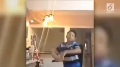 Niat memamerkan kemampuan ngedance, bocah ini malah dipukul sang Ibu.