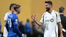 Pemain LAFC, Olivier Giroud (kanan) menyalami pemain Chlesea, Cole Palmer setelah pertandingan Grup D Piala Dunia Antarklub 2025 di Mercedes Benz Stadium, Atlanta, Amerika Serikat, Selasa (17/06/2025) WIB. (AFP/Paul Ellis)
