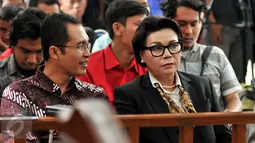Wakil Ketua KPK Basaria Panjaitan (kanan) dan Alexander Marwata  saat menghadiri sidang praperadilan yang diajukan mantan Direktur Utama PT Pelindo II RJ Lino atas KPK di Pengadilan Negeri Jaksel, Selasa (26/1). (Liputan6.com/Yoppy Renato)
