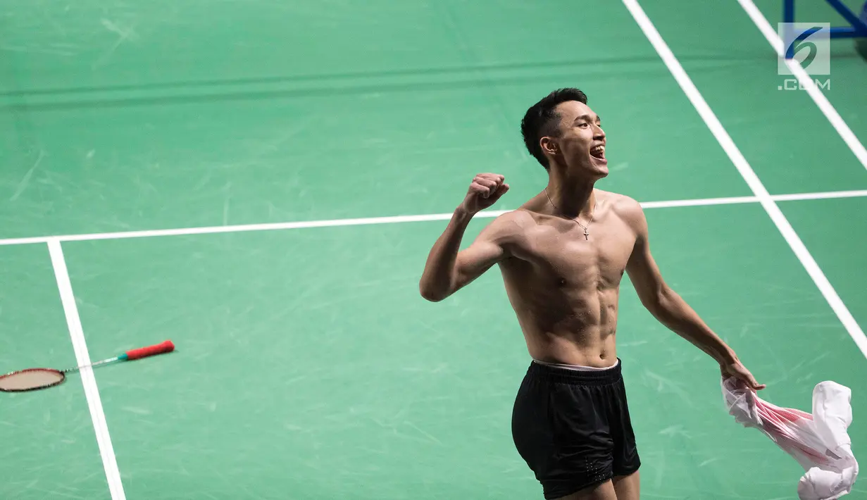 Pebulutangkis Indonesia, Jonatan Christie, melakukan selebrasi usai menaklukkan wakil Chinese Taipei, Chou Tien Chen, pada final tunggal putra bulutangkis di Istora Senayan, Selasa (28/8). Jonatan menang 21-18, 20-22, 21-15. (Bola.com/Peksi Cahyo)