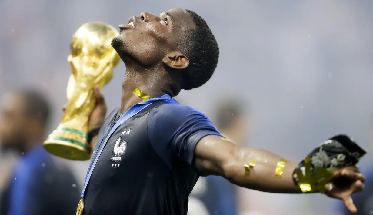 <p>Gelandang Prancis, Paul Pogba, melakukan selebrasi usai menjuarai Piala Dunia dengan mengalahkan Kroasia pada laga final di Stadion Luzhniki, Moskow, Minggu (15/7/2018). Prancis menang 4-2 atas Kroasia. (AP/Natacha Pisarenko)</p>
