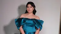 Di malam spesial itu, Amel mengenakan gaun panjang berwarna teal yang membuatnya cantik dan anggun bak Cinderella. [Foto: IG/ussypratama].