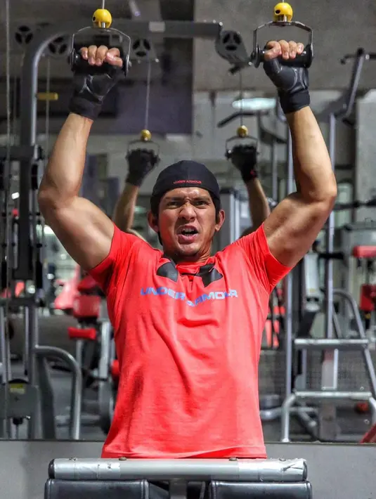 Ekspresi Iko Uwais yang tampak serius saat sedang latihan mengangkat beban. Otot lengan Iko Uwais terlihat begitu terbentuk. Dengan latihan yang sangat keras, membuat Iko Uwais memiliki tubuh yang sangat cocok perankan karakter di film Action. (Liputan6.com/IG/@iko.uwais)
