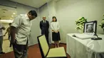 Ketua Umum Partai Gerindra, Prabowo Subianto memberikan salam hormat ketika melihat foto Mantan Perdana Menteri Singapura Lee Kuan Yew, Kedubes Singapura, Jakarta, Kamis (26/3/2015). (Liputan6.com/Faizal Fanani)