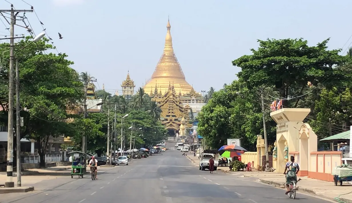 Suasana jalanan yang kosong di samping Pagoda Shwedagon, Yangon, Myanmar, Rabu (24/3/2021). Demonstran menyerukan "silent strike" sebagai protes terhadap kudeta militer di Myanmar. (AFPTV/AFP)