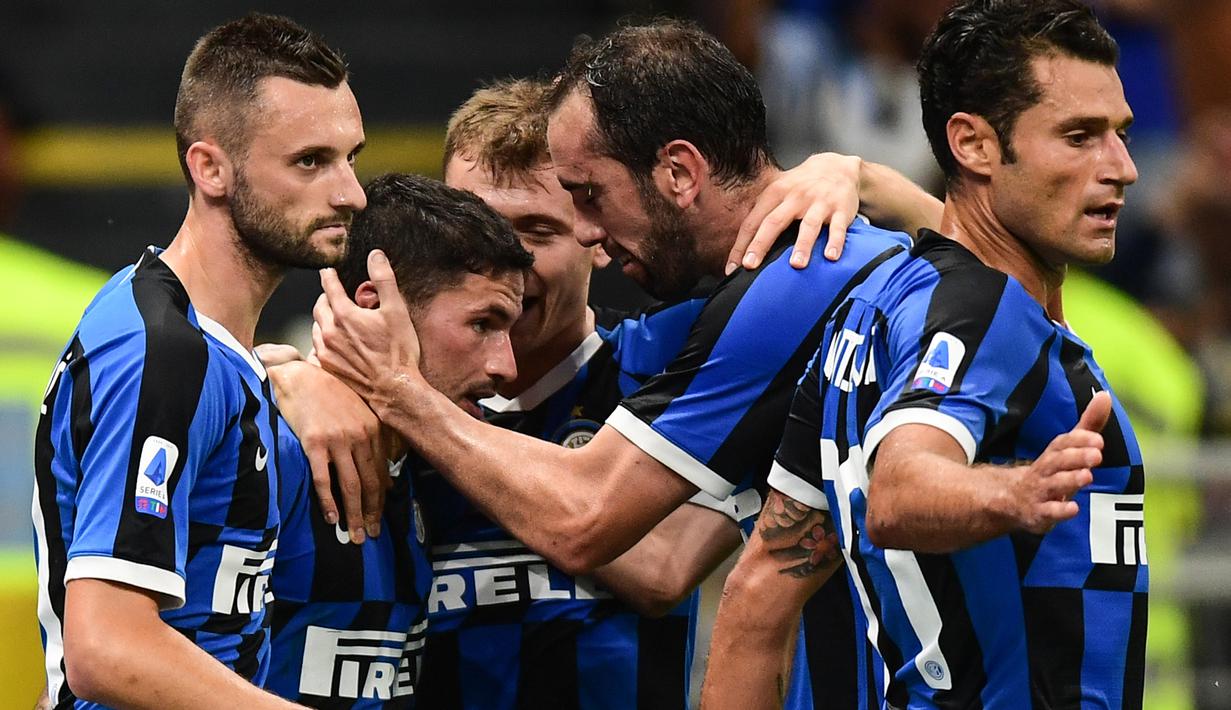 Para pemain Inter Milan merayakan gol yang dicetak oleh Stefano Sensi ke gawang Udinese pada laga Serie A 2019/20 di Stadion San Siro, Milan, Sabtu (14/9). Inter menang 1-0 atas Udinese. (AFP/Miguel Medina)
